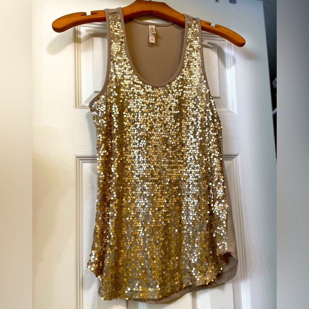 Gold sequenced top